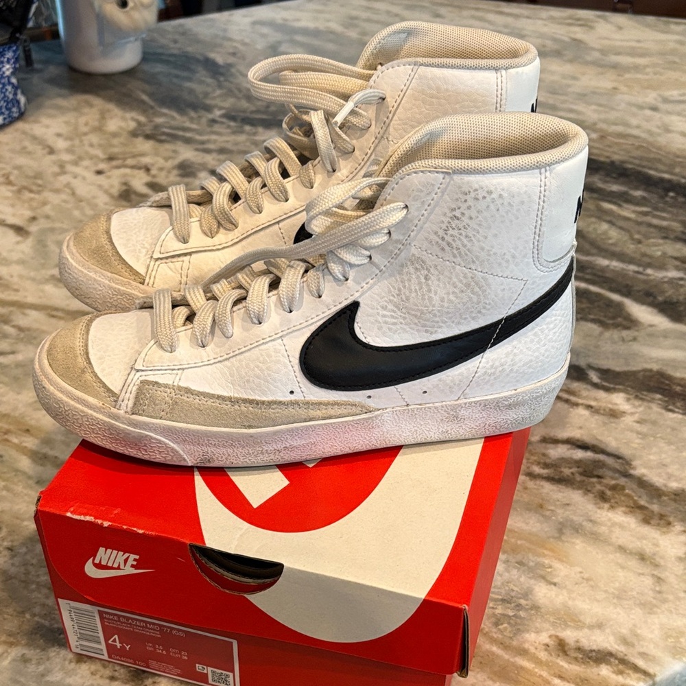 Nike White and Black High-Tops